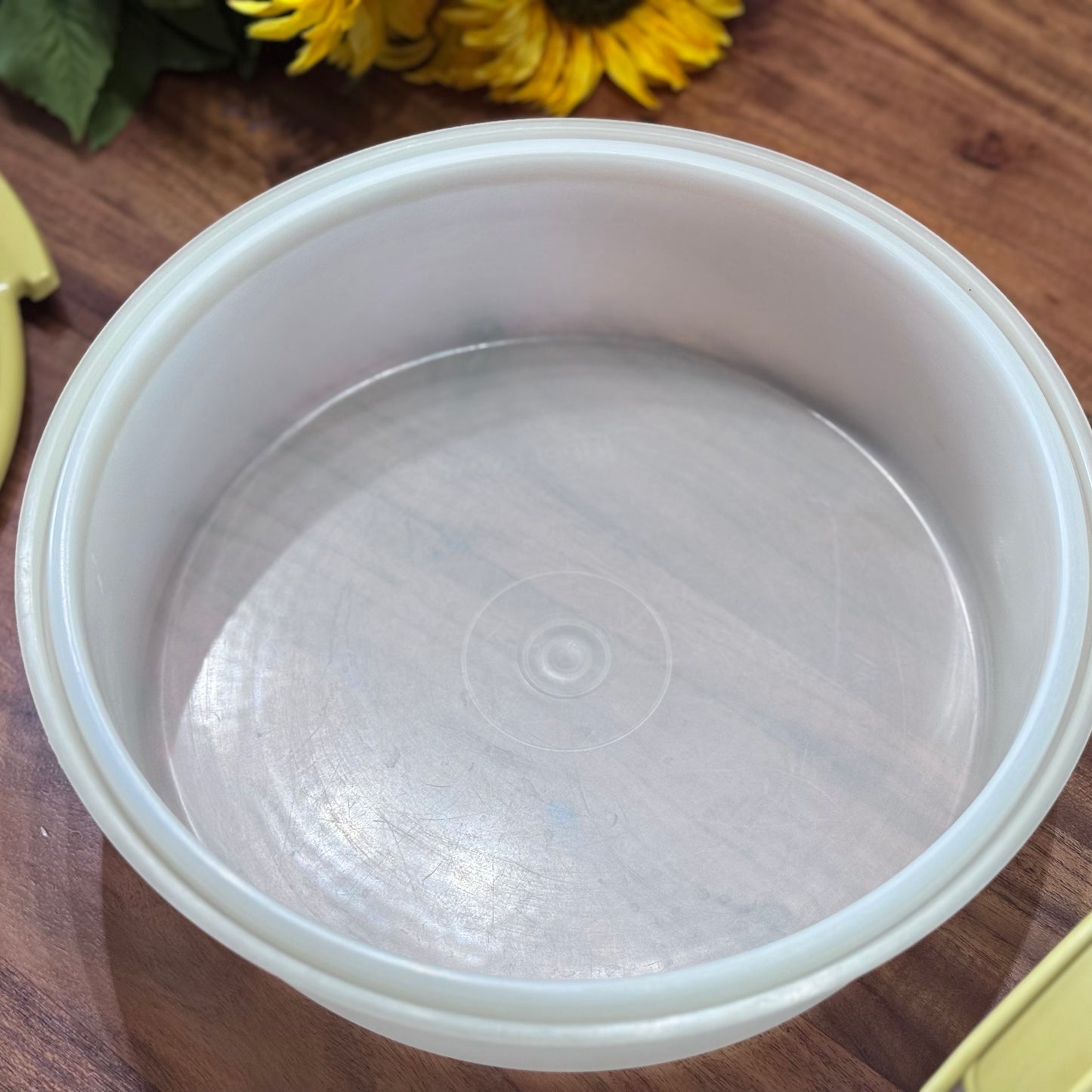 Tupperware #719-1 Harvest Gold, White Top Pie/Cake Carrier/Taker