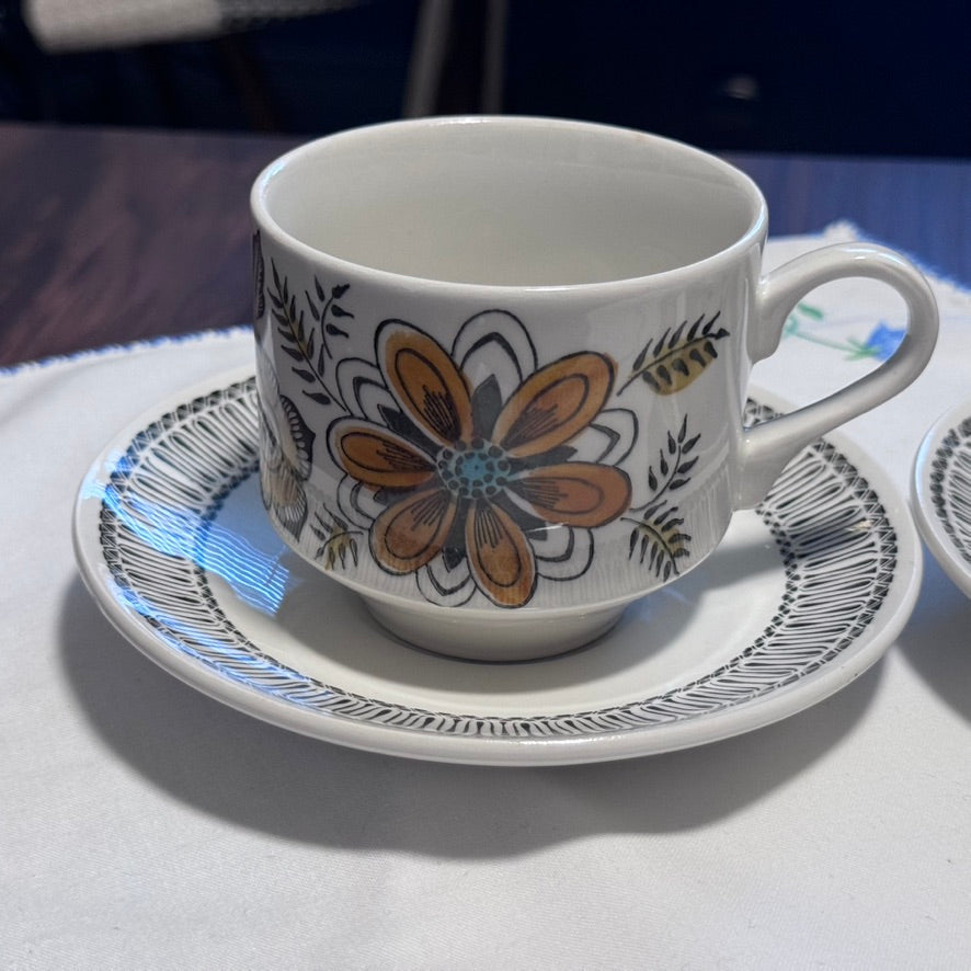 Broadhurst Kathie Winkle Creamer/Milk Cup and Cups/Saucers