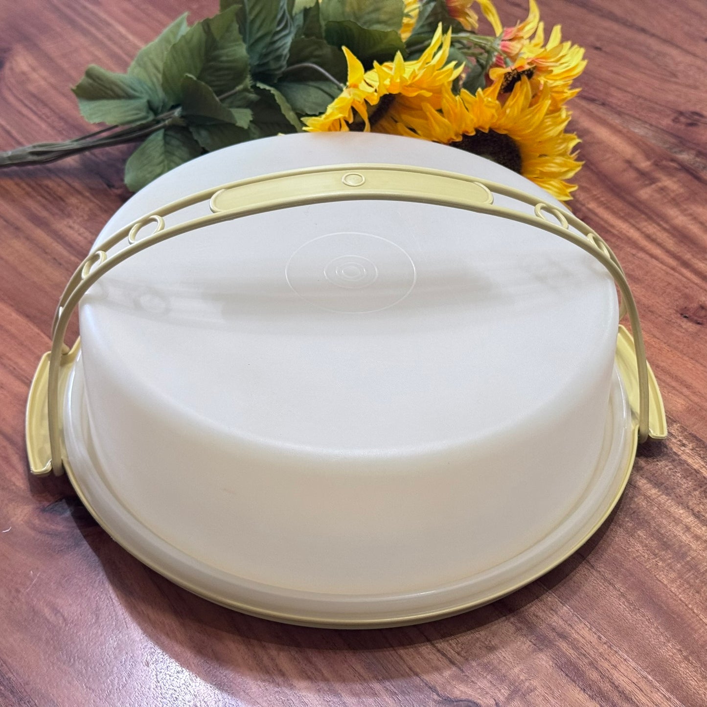 Tupperware #719-1 Harvest Gold, White Top Pie/Cake Carrier/Taker