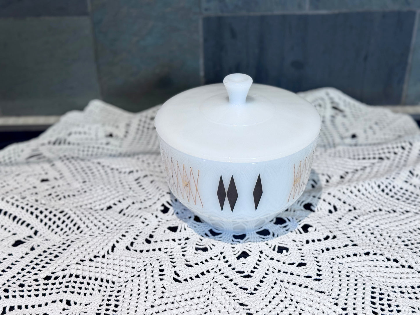 Federal Milk Glass 'Harlequin' 1 1/2 QT Casserole/Serving Dish