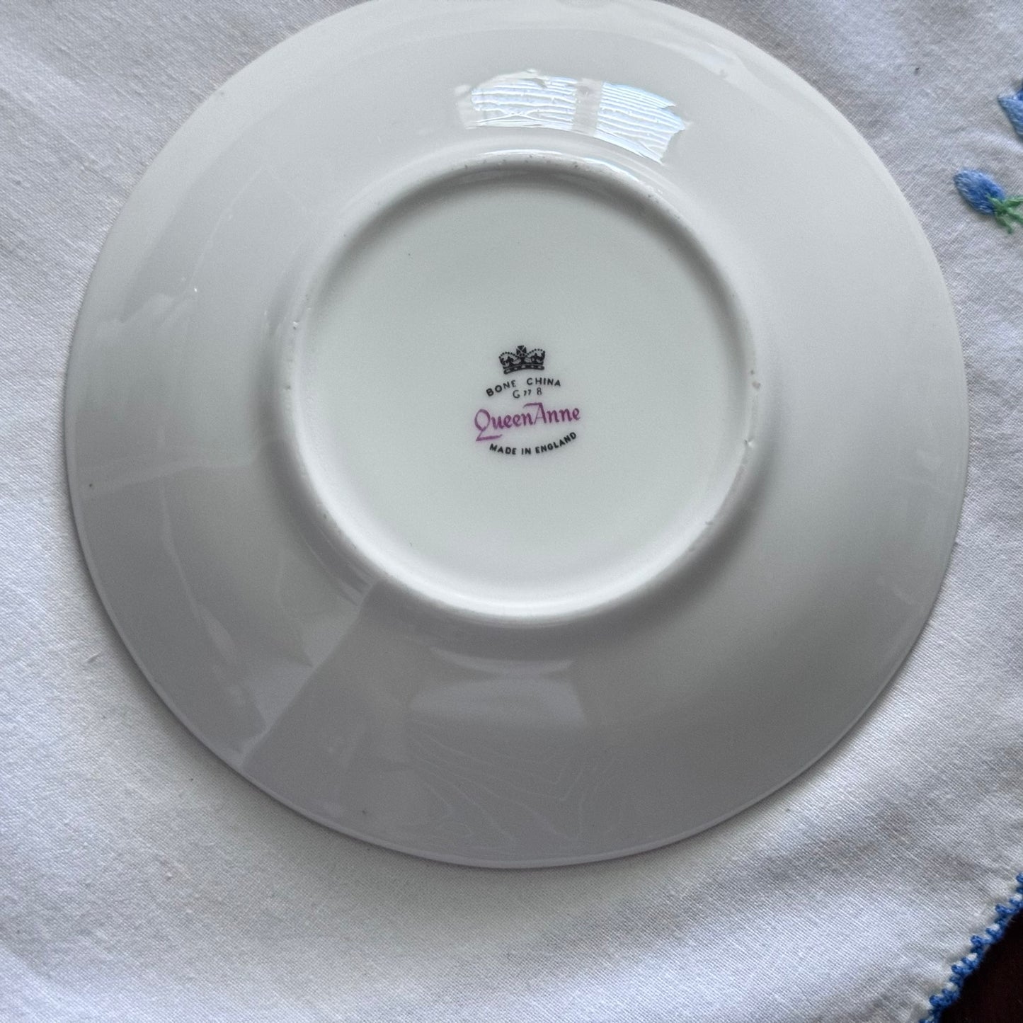 Queen Anne N 8677 TeaCup and Saucer