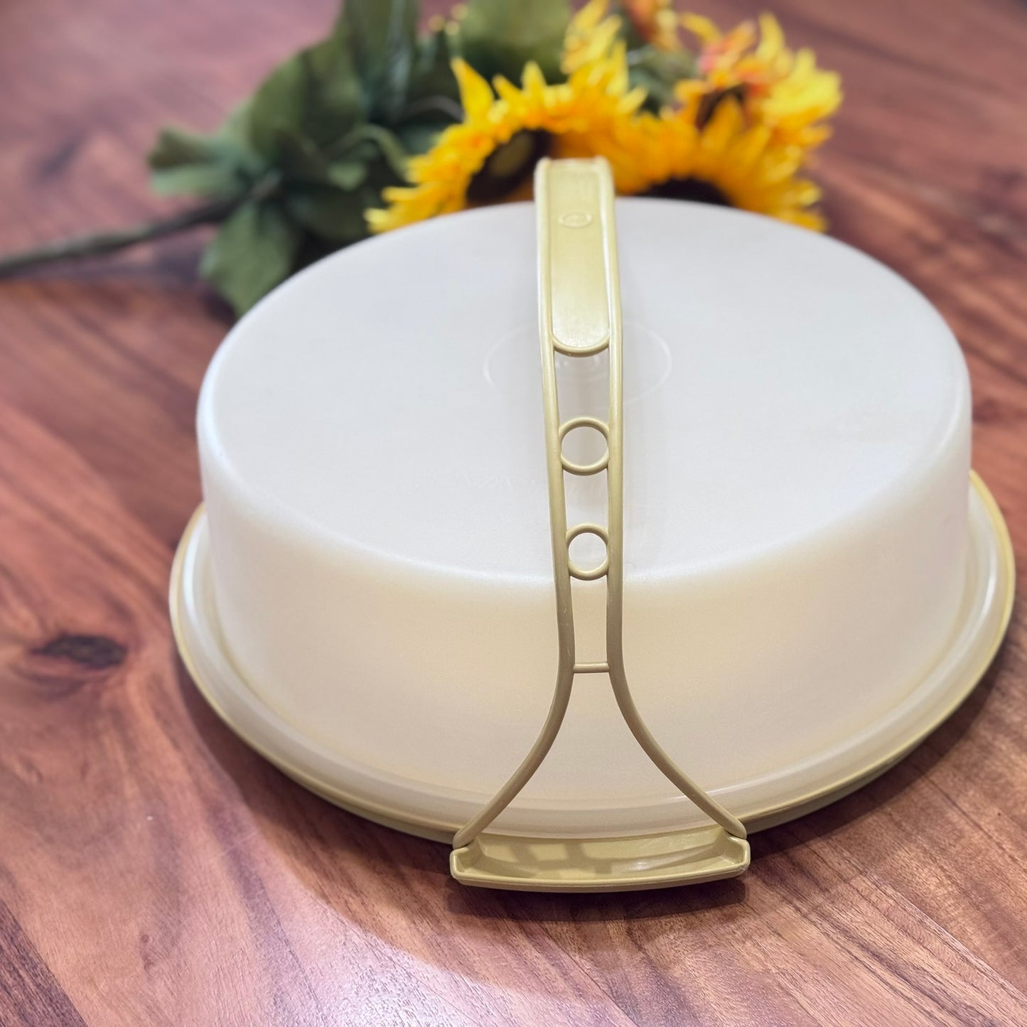Tupperware #719-1 Harvest Gold, White Top Pie/Cake Carrier/Taker