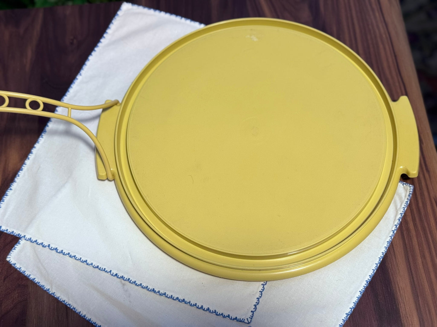 TUPPERWARE Harvest Gold Cake Carrier