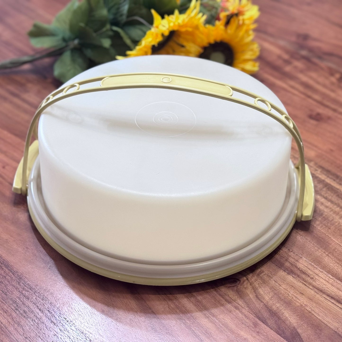 Tupperware #719-1 Harvest Gold, White Top Pie/Cake Carrier/Taker