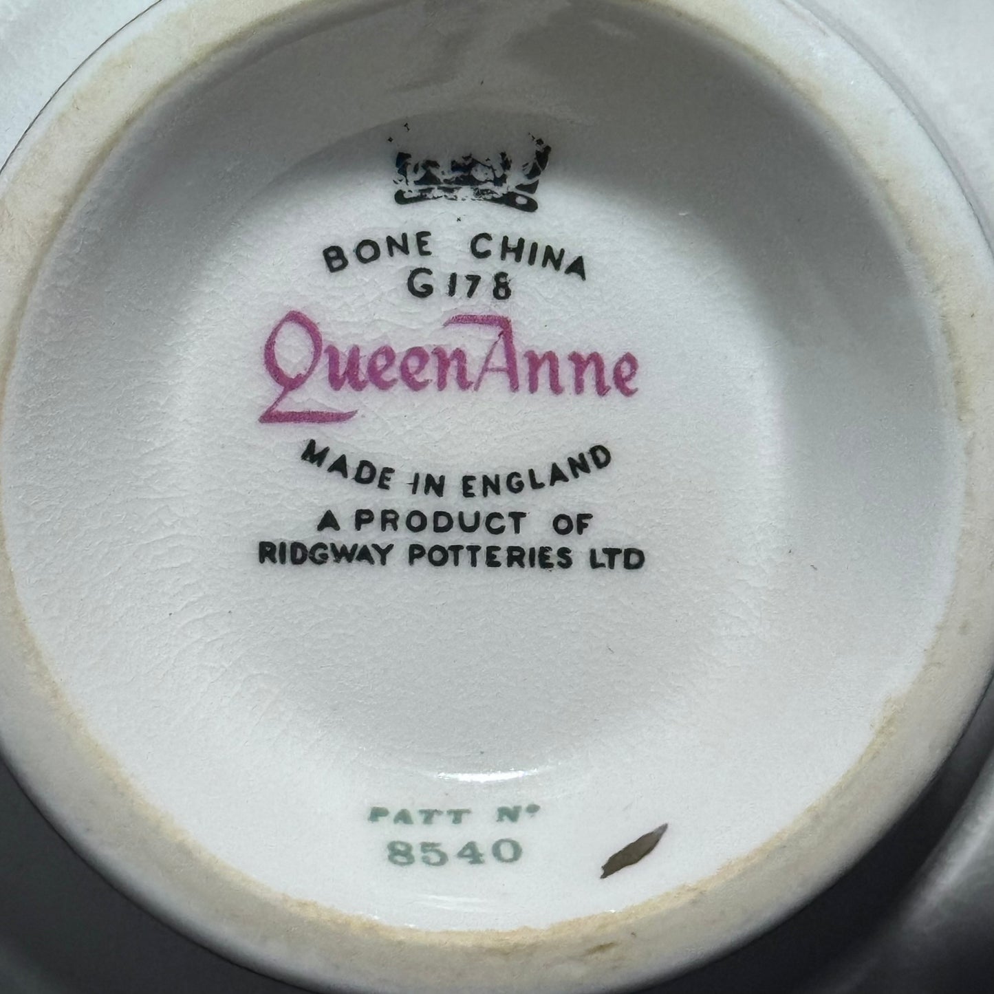 Queen Anne N8540 Teacup and Saucer