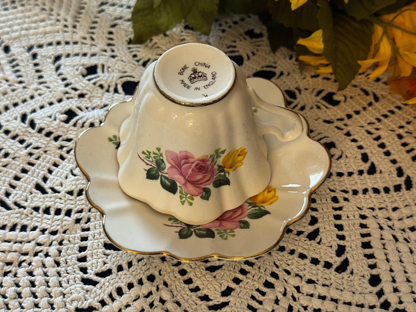 Bone China England Roses Teacup & Saucer