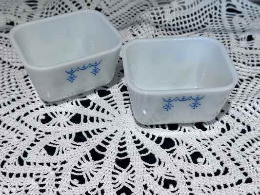 PYREX 501-B 'Snowflake Blue Garland' Refrigerator Dish