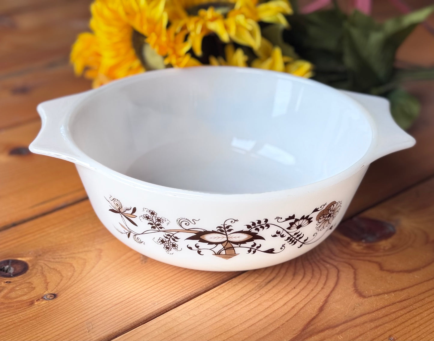 PYREX England Round 'Brown Floral Vine' Casserole Dish