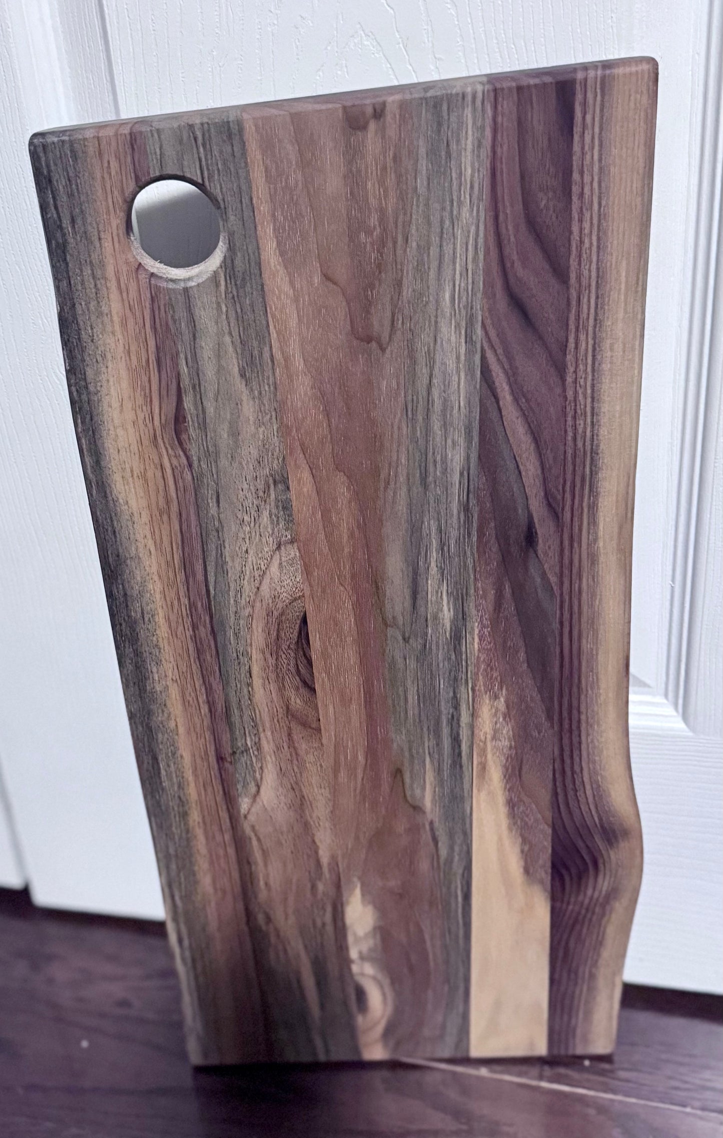 Live Edge Walnut Cutting Board (Medium)