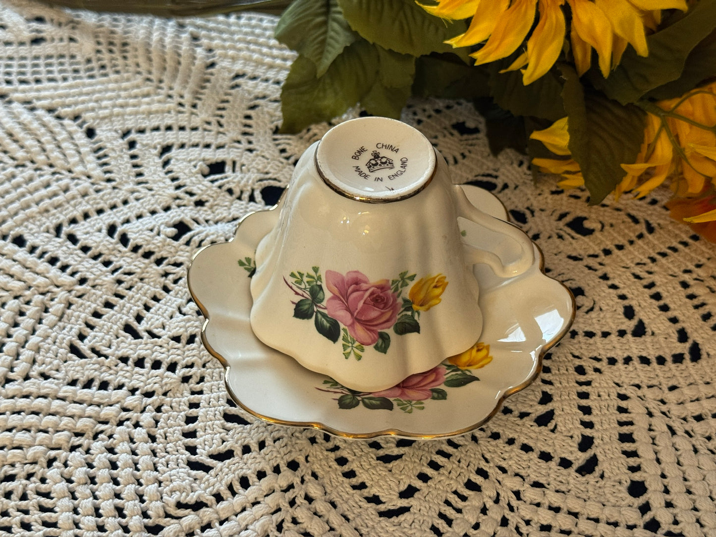 Bone China England Roses Teacup & Saucer