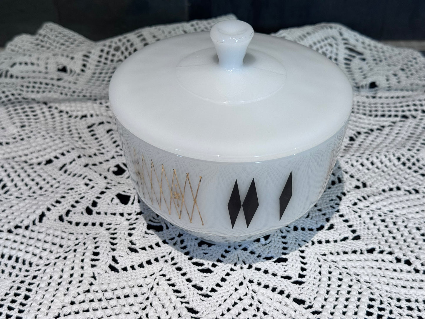 Federal Milk Glass 'Harlequin' 1 1/2 QT Casserole/Serving Dish