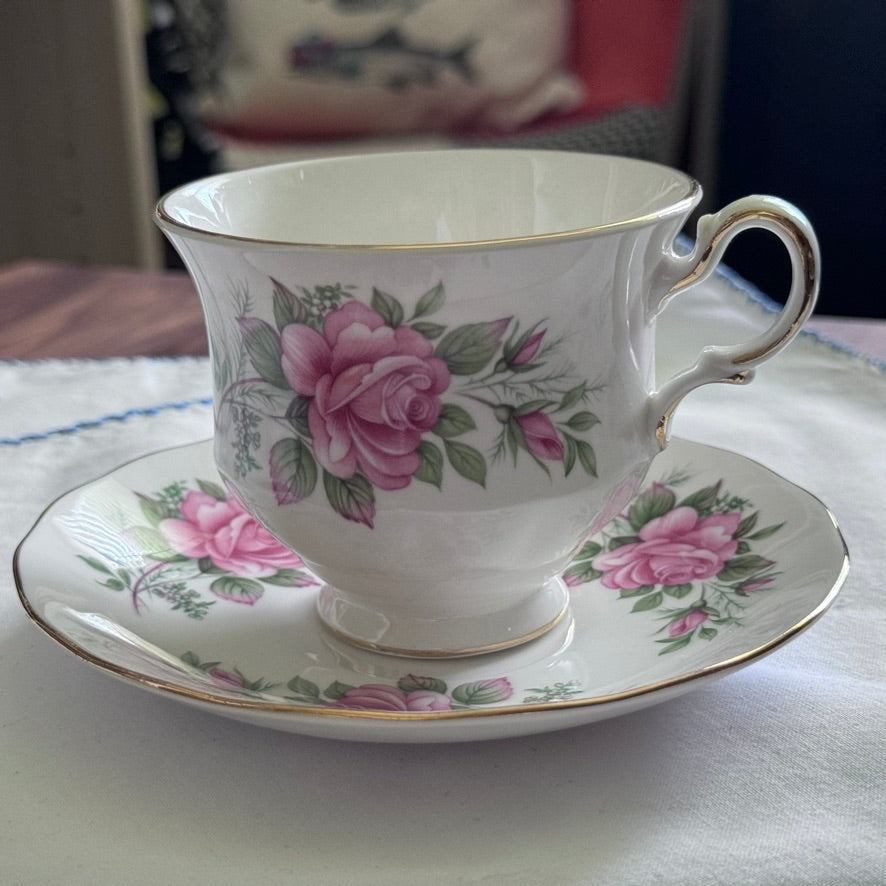 Queen Anne N8540 Teacup and Saucer
