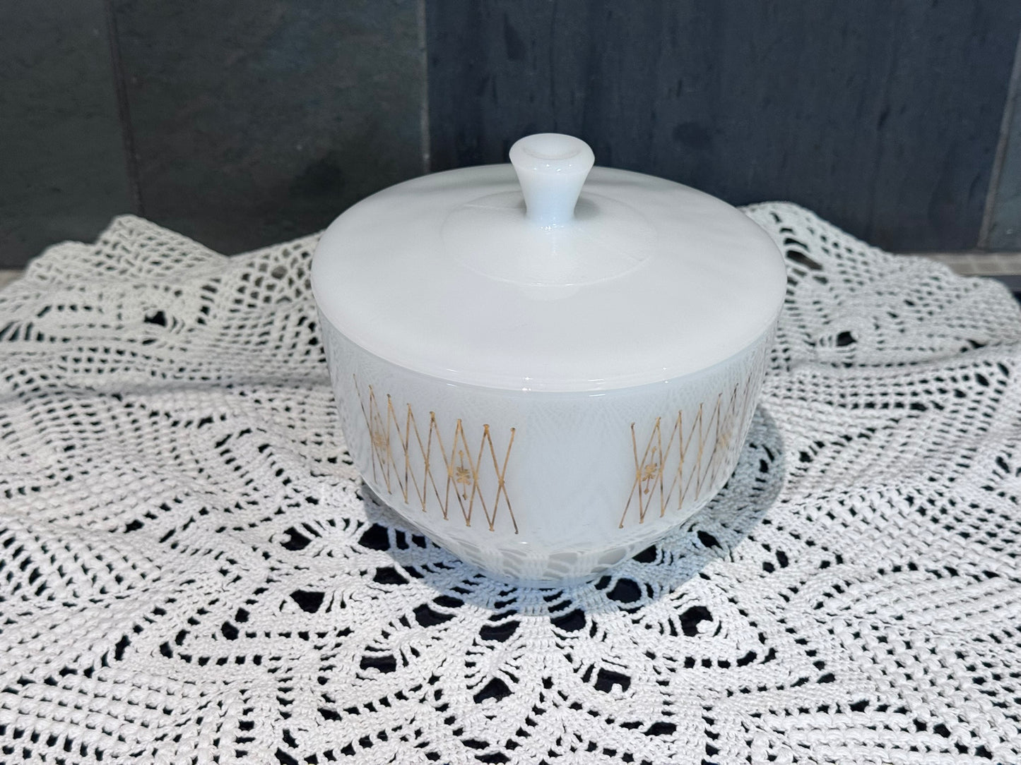 Federal Milk Glass 'Harlequin' 1 1/2 QT Casserole/Serving Dish