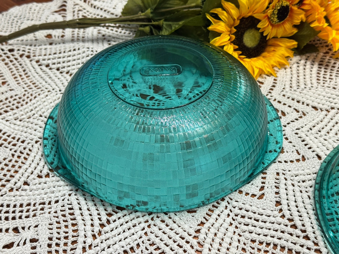 Pyrex Peacock Teal Basketweave 2 QT Lidded Casserole Dish
