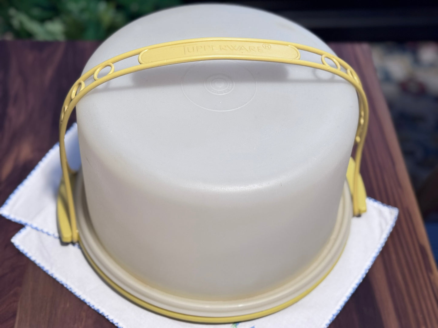TUPPERWARE Harvest Gold Cake Carrier