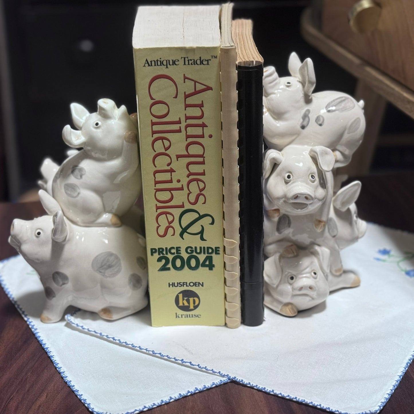 Omnibus Fitz & Floyd Ceramic Stacked Pigs Book Ends