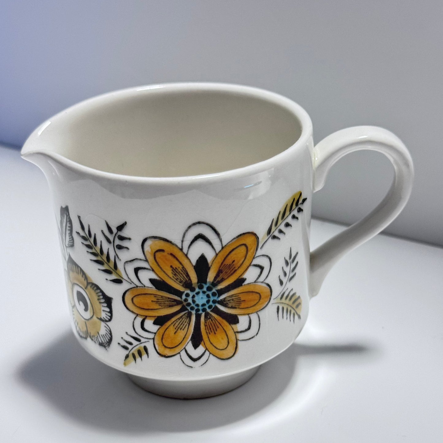 Broadhurst Kathie Winkle Creamer/Milk Cup and Cups/Saucers