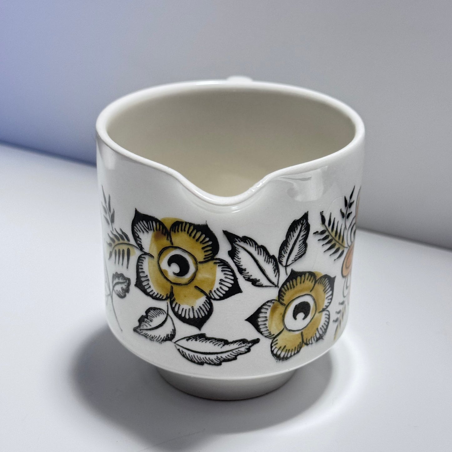 Broadhurst Kathie Winkle Creamer/Milk Cup and Cups/Saucers