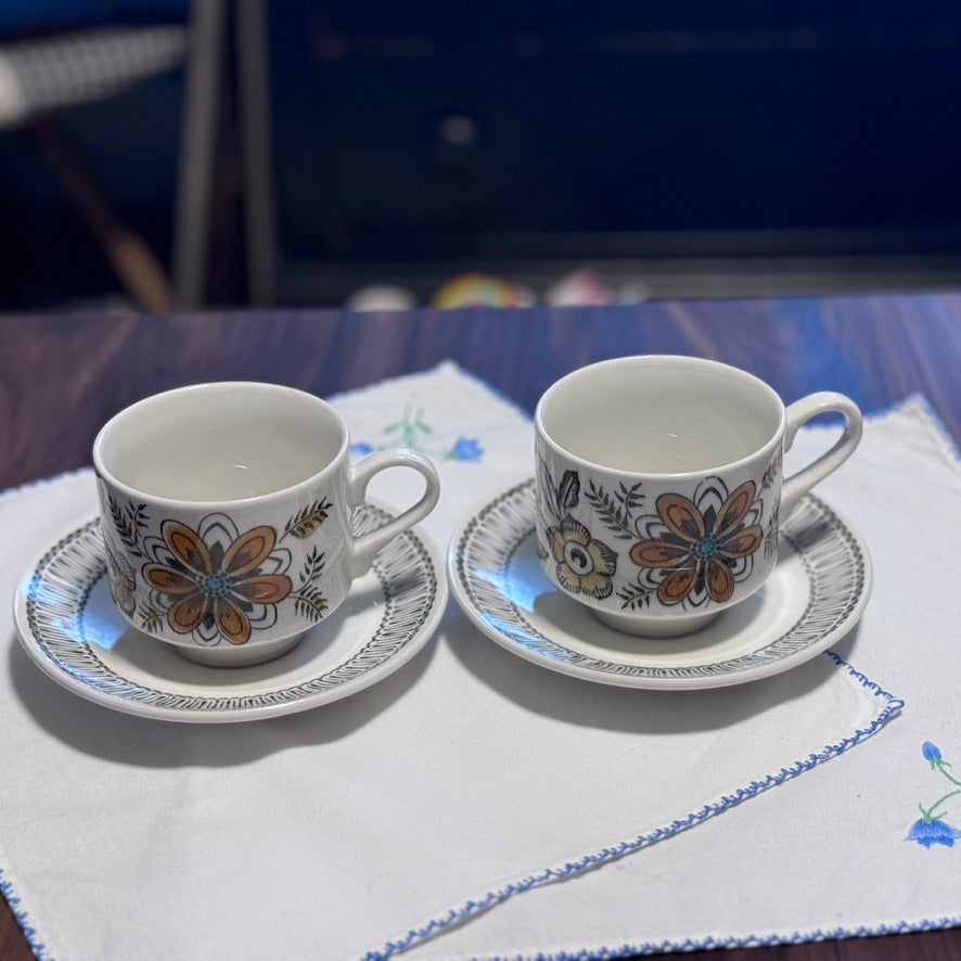 Broadhurst Kathie Winkle Creamer/Milk Cup and Cups/Saucers