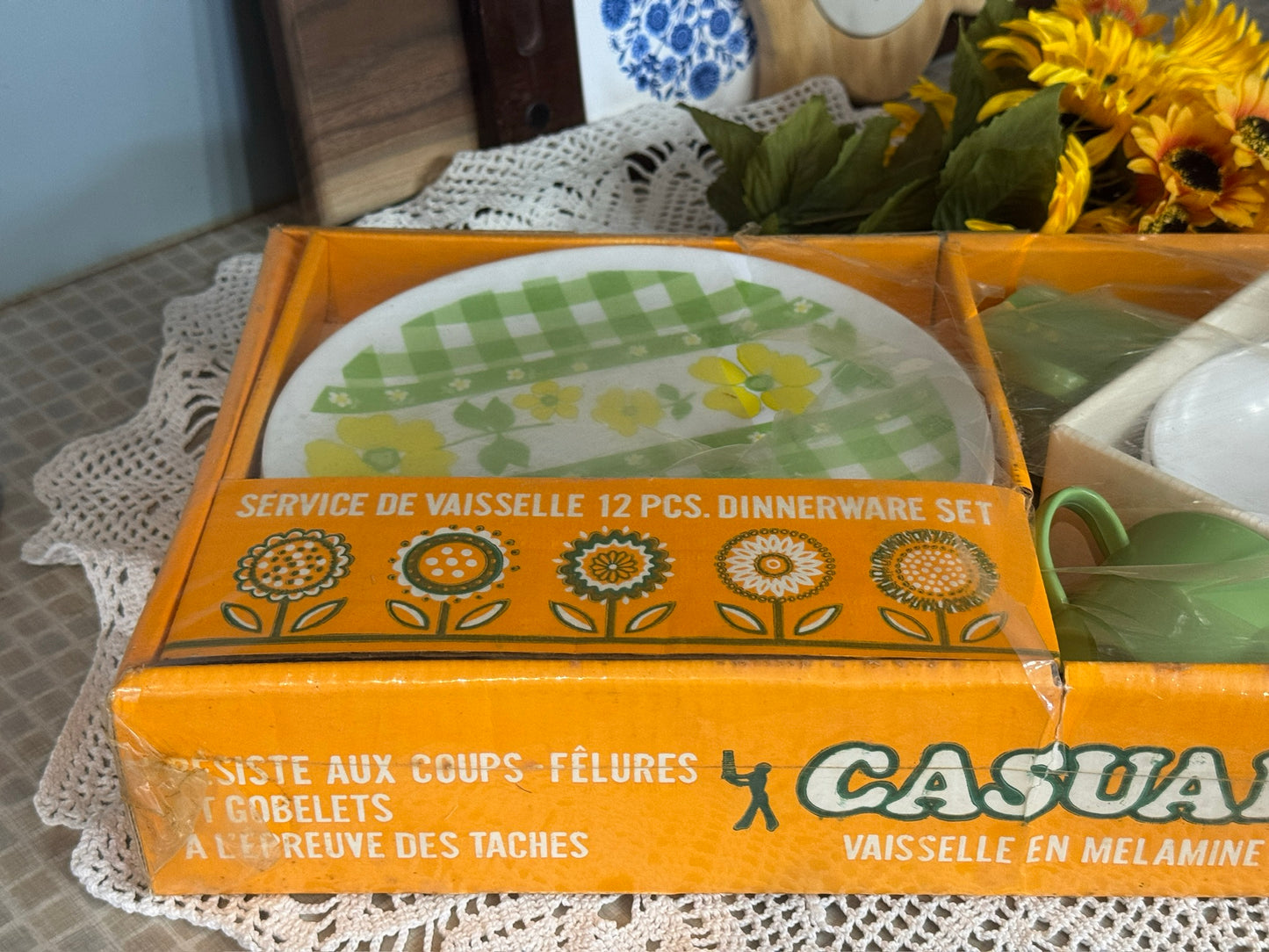 CASUAL Melamine Green Gingham & Floral Dinnerware Set