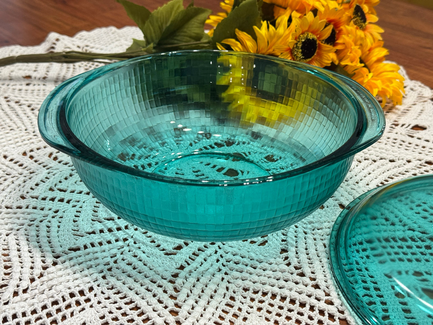 Pyrex Peacock Teal Basketweave 2 QT Lidded Casserole Dish