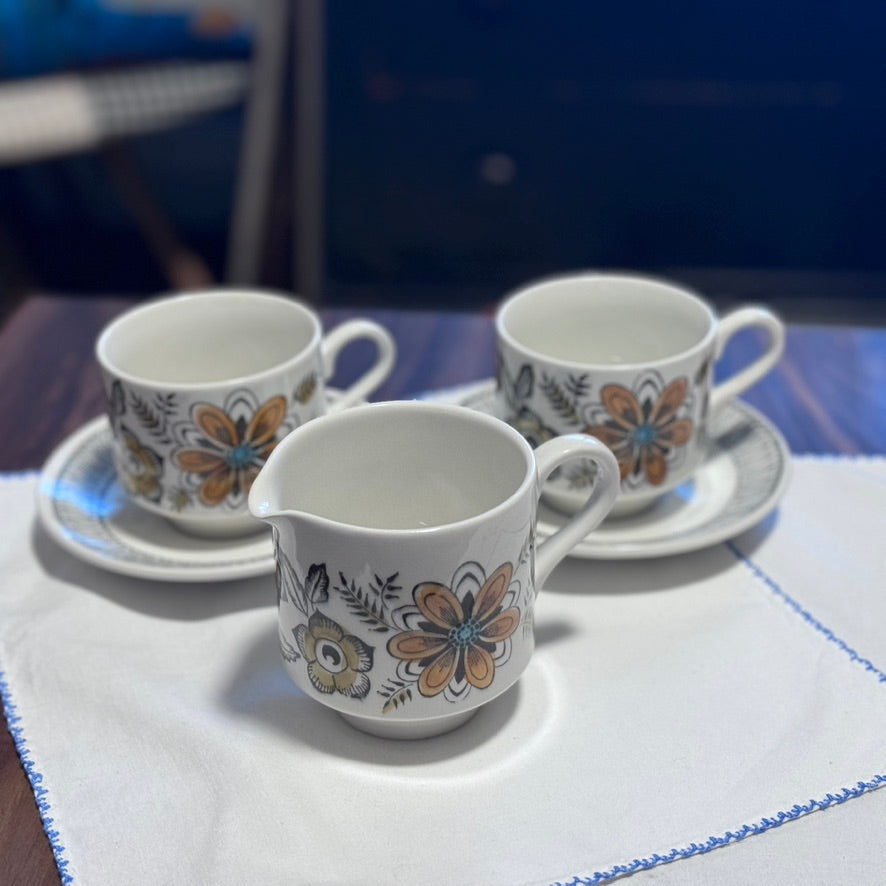 Broadhurst Kathie Winkle Creamer/Milk Cup and Cups/Saucers
