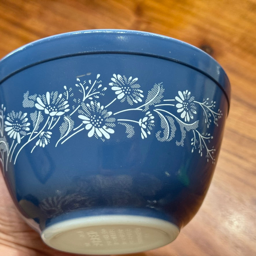 PYREX 'Colonial Mist' 401 750ml Mixing Bowl