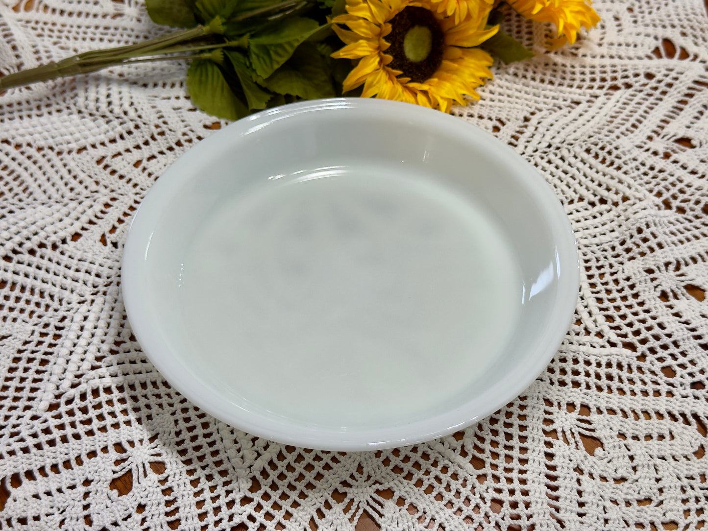 PYREX Milk Glass 209 23CM Pie Plate
