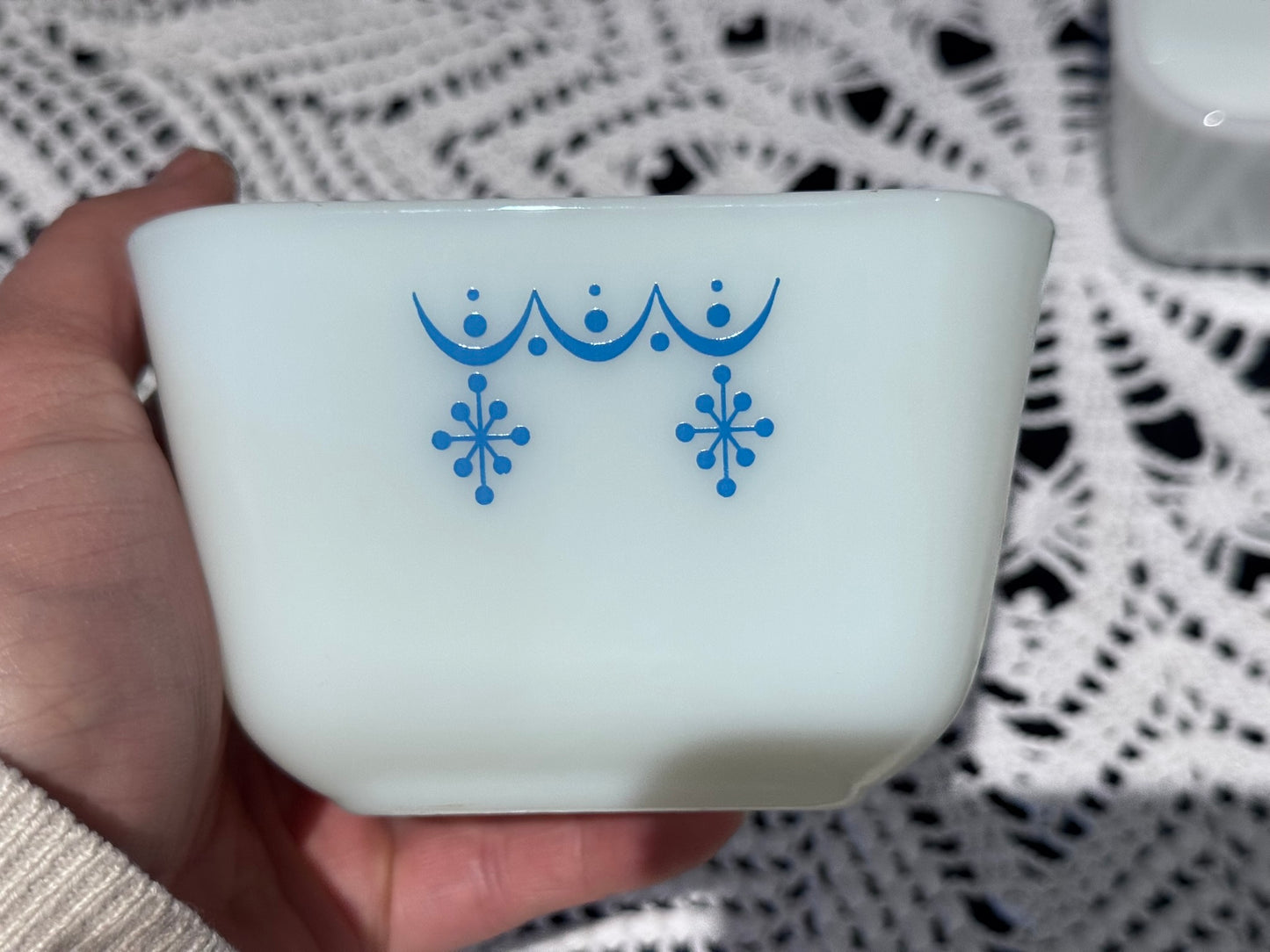PYREX 501-B 'Snowflake Blue Garland' Refrigerator Dish