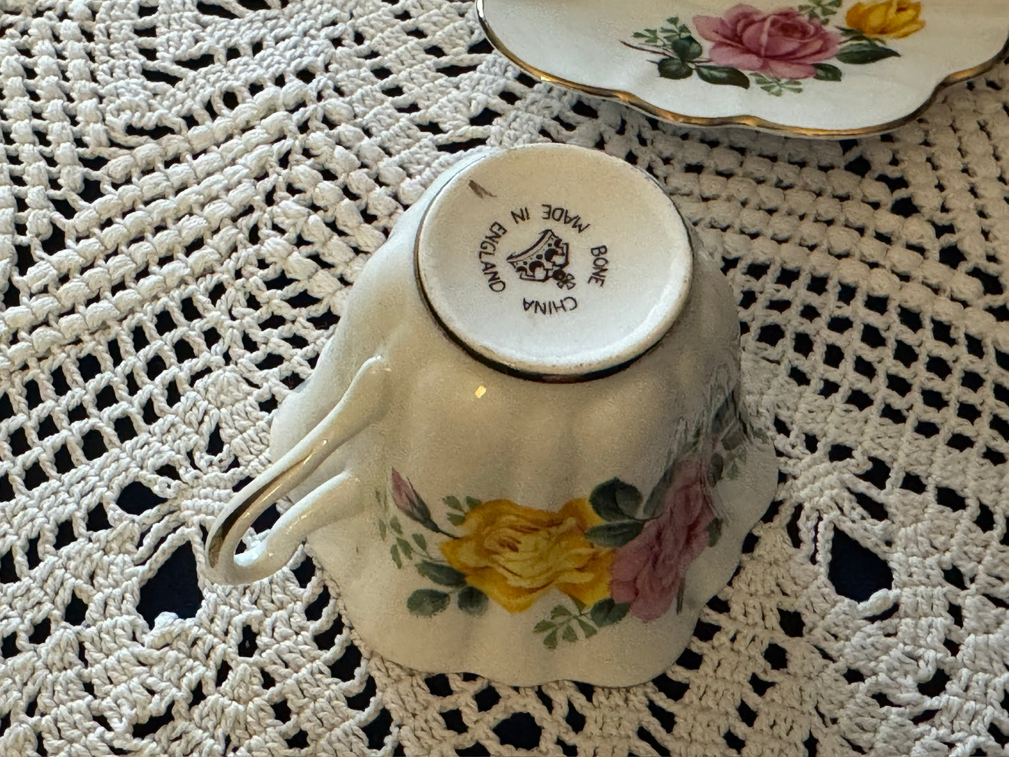 Bone China England Roses Teacup & Saucer