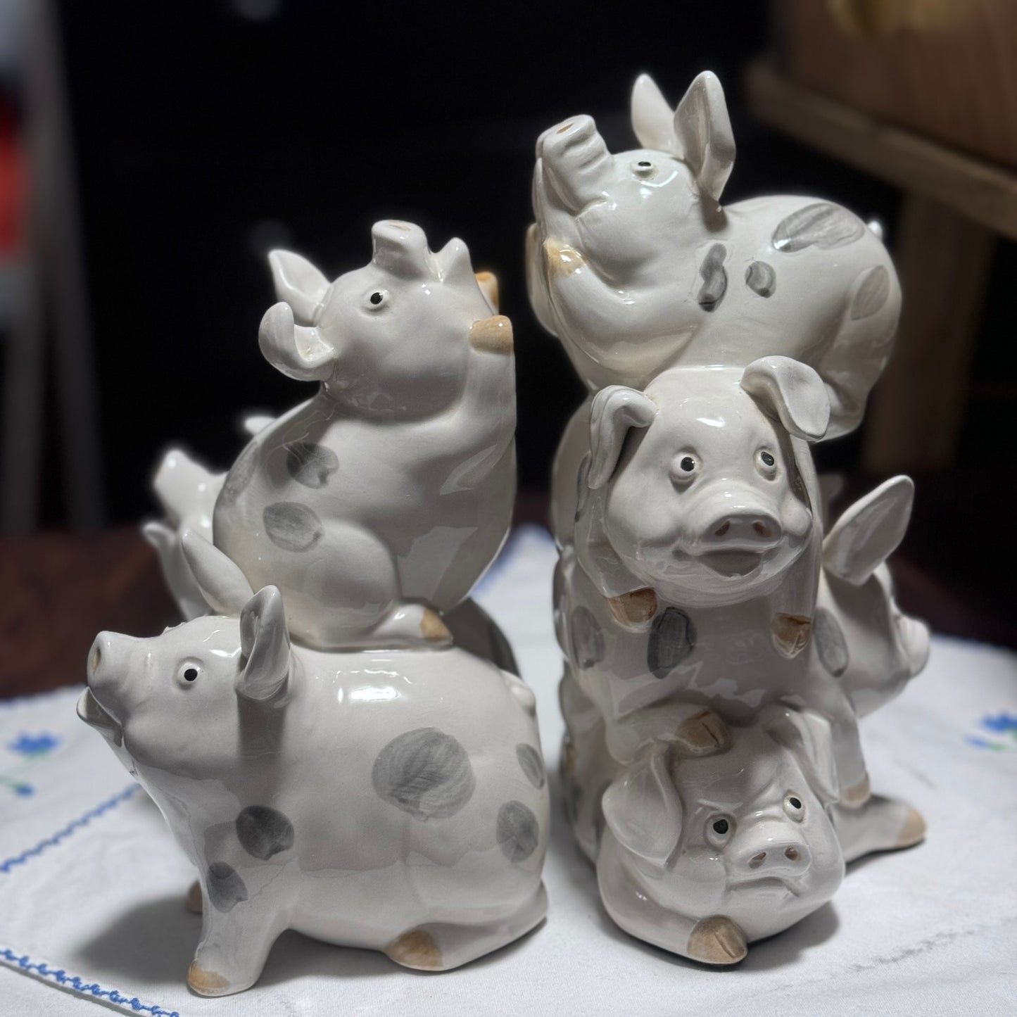 Omnibus Fitz & Floyd Ceramic Stacked Pigs Book Ends