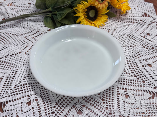 PYREX Milk Glass 209 23CM Pie Plate