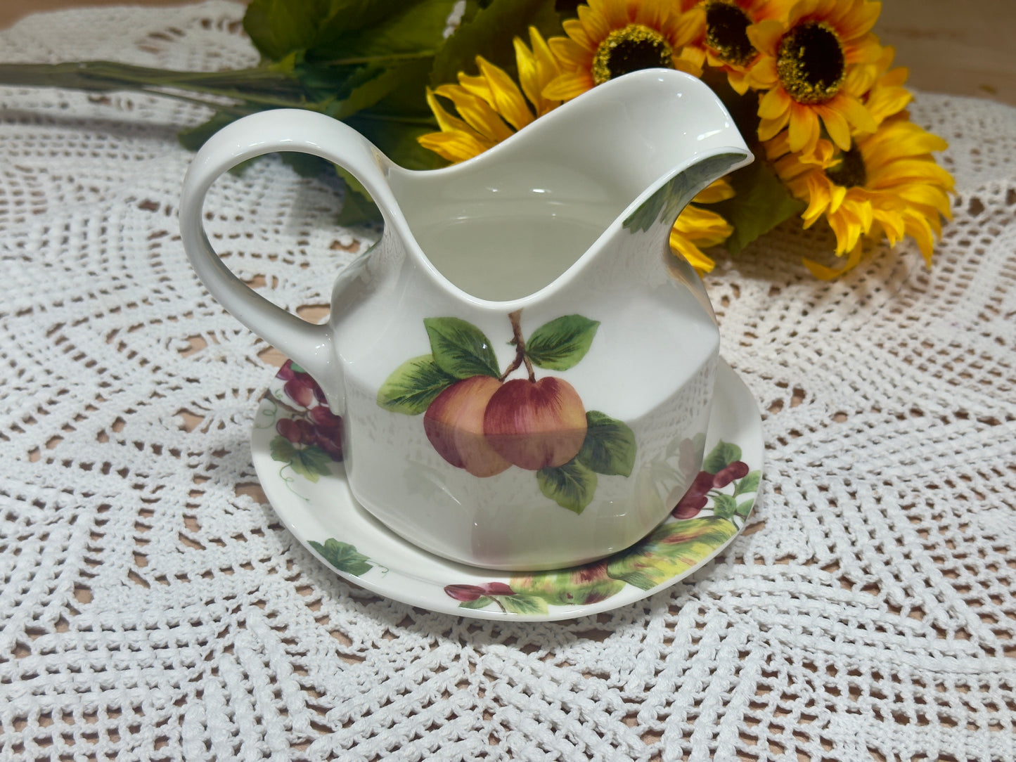 Royal Doulton 'Vintage Grape' Gravy Boat Set