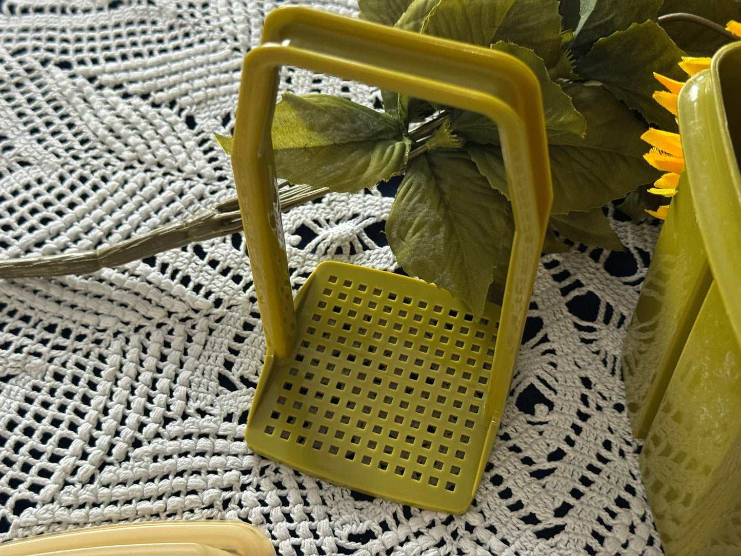 Tupperware Olive Green Pickle Keeper 1330-6