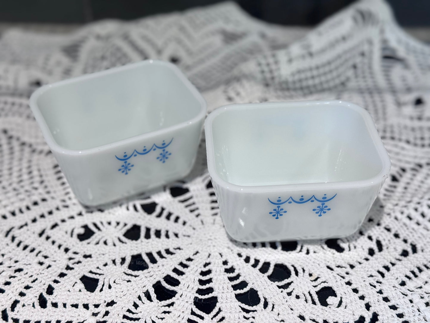 PYREX 501-B 'Snowflake Blue Garland' Refrigerator Dish