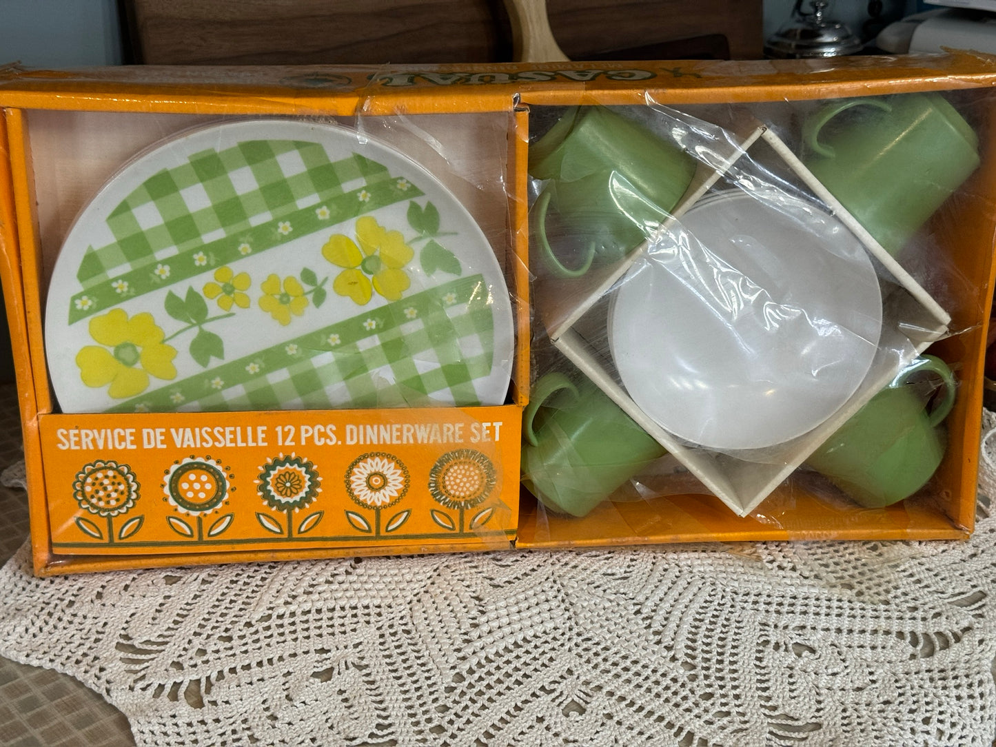CASUAL Melamine Green Gingham & Floral Dinnerware Set