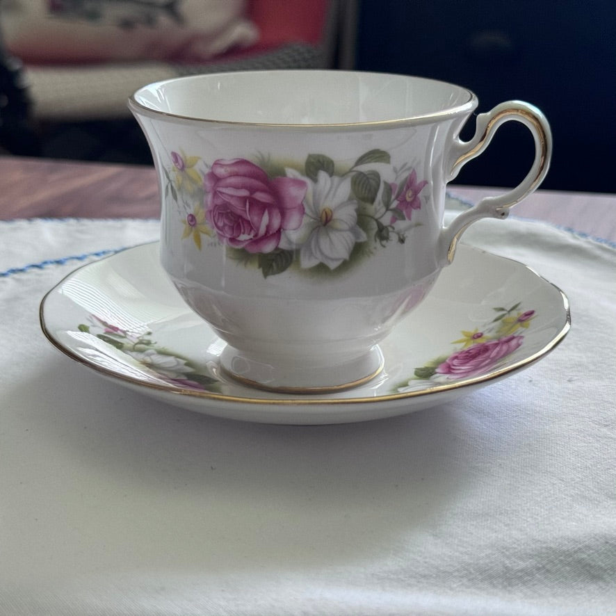 Queen Anne N 8539 Tea Cup and Saucer