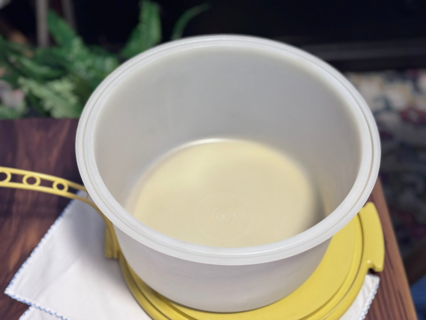 TUPPERWARE Harvest Gold Cake Carrier