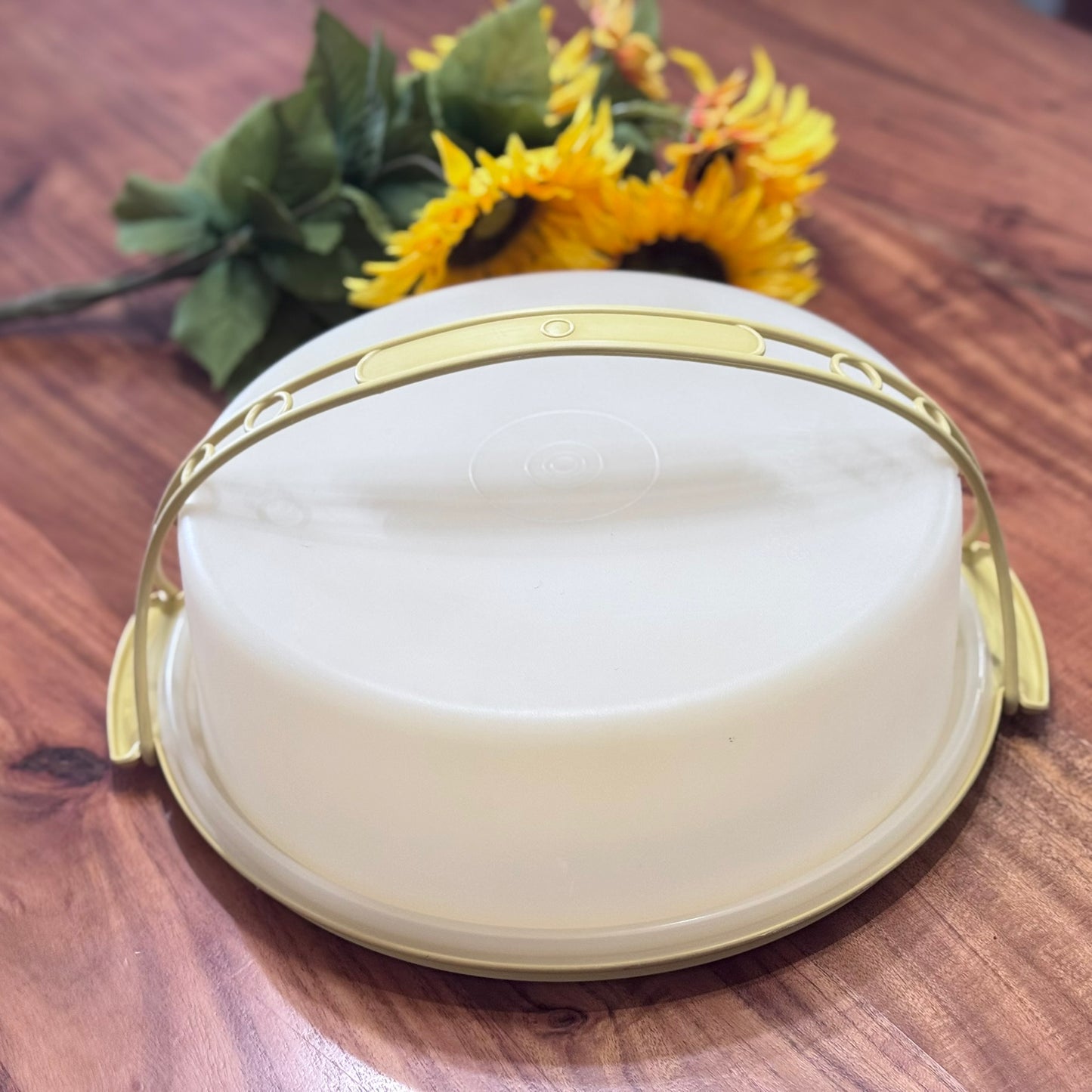 Tupperware #719-1 Harvest Gold, White Top Pie/Cake Carrier/Taker