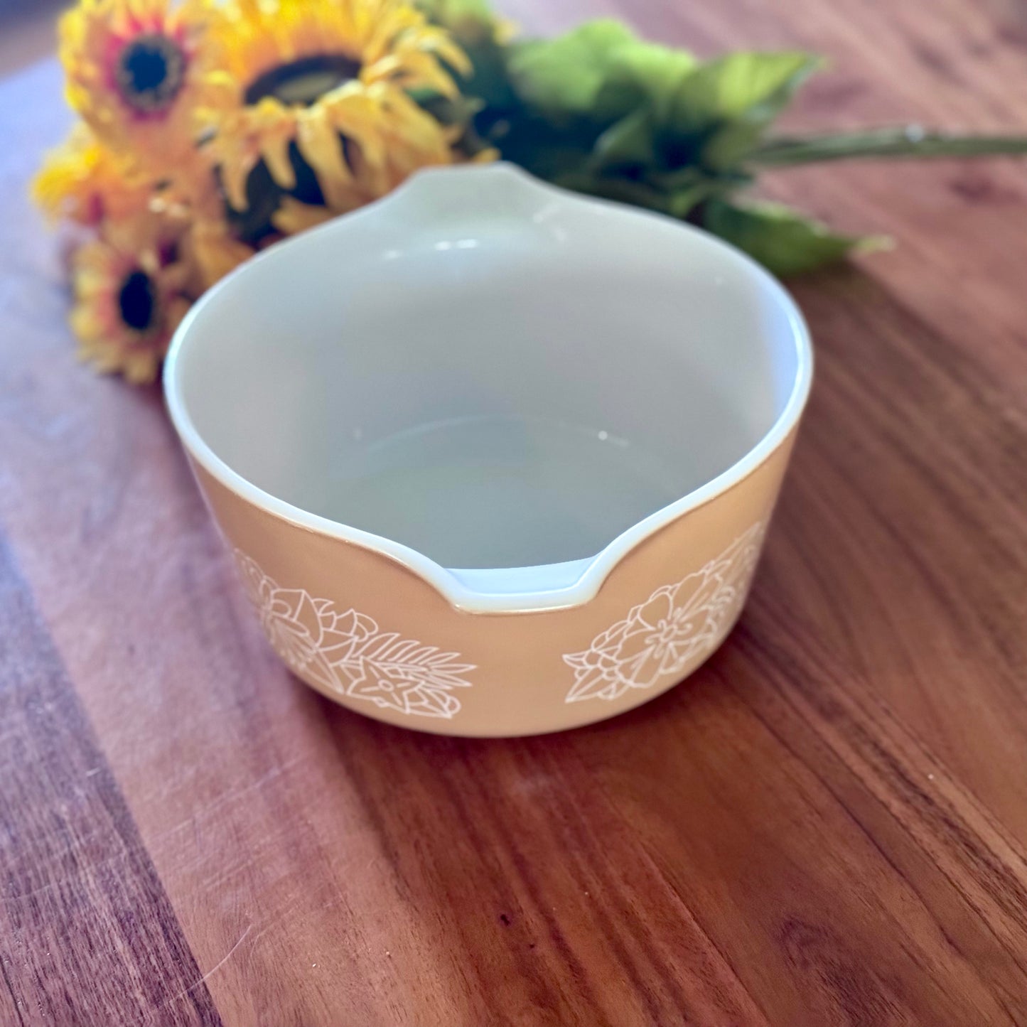 Pyrex 474-B Woodland Round Cassserole