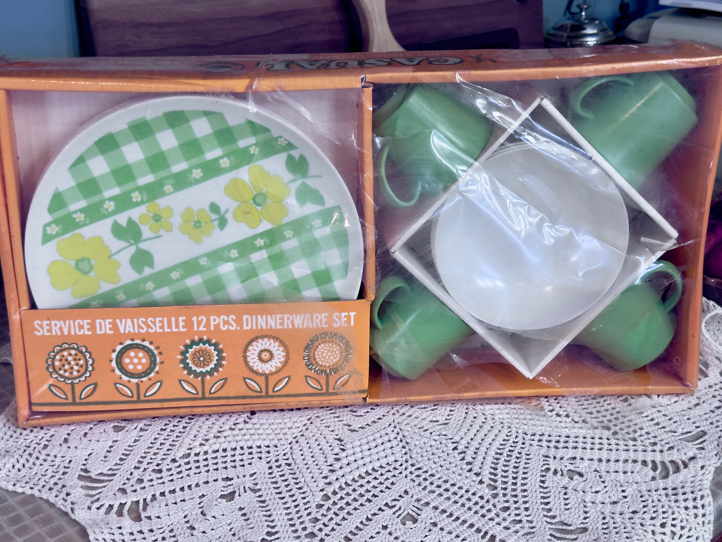 CASUAL Melamine Green Gingham & Floral Dinnerware Set
