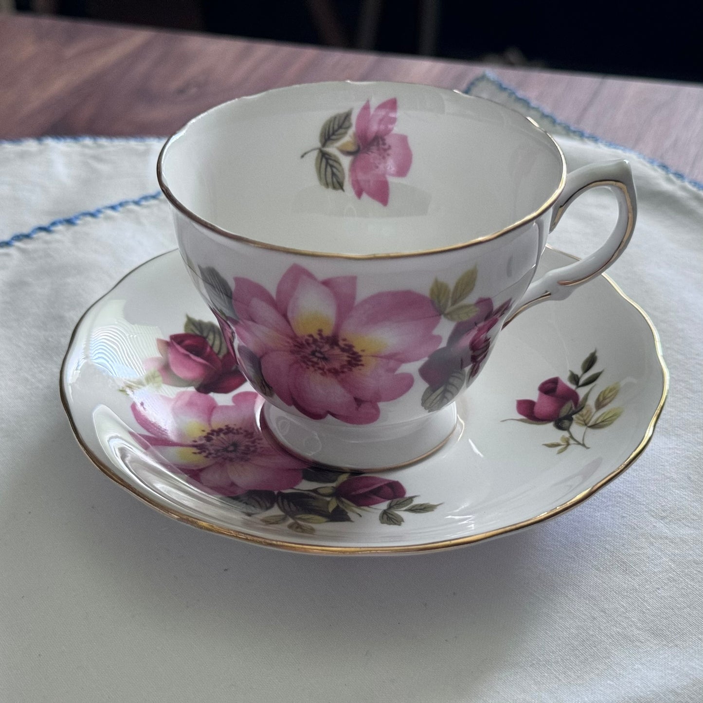 Queen Anne N 8299 Teacup and Saucer