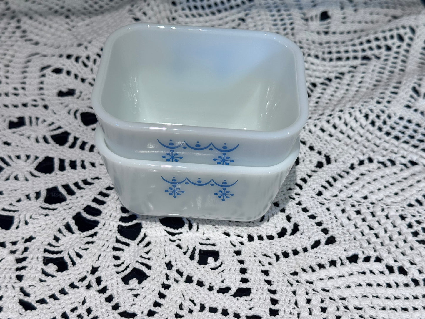 PYREX 501-B 'Snowflake Blue Garland' Refrigerator Dish