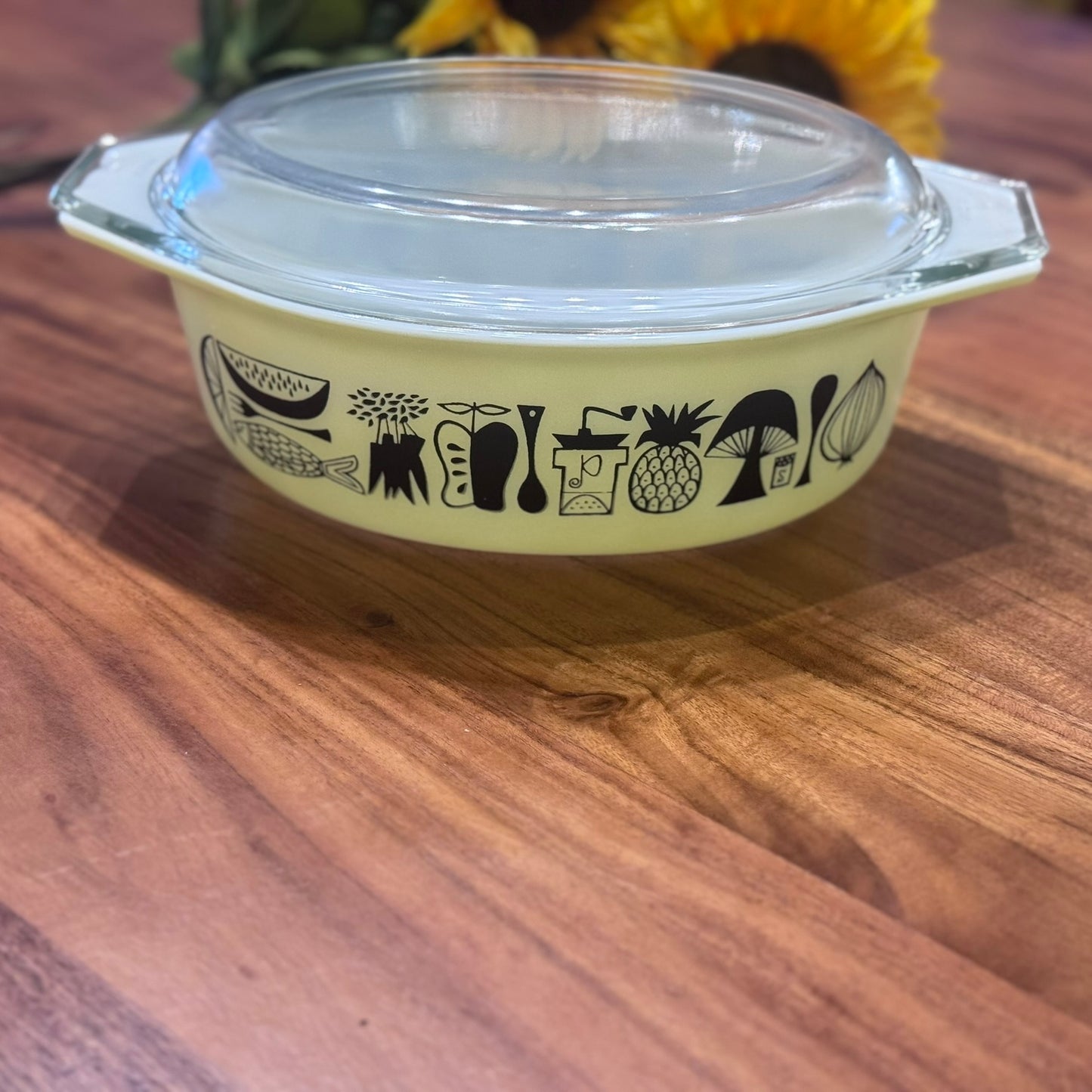 PYREX "Mod Kitchen" Oval 1 1/2 QT Casserole Dish