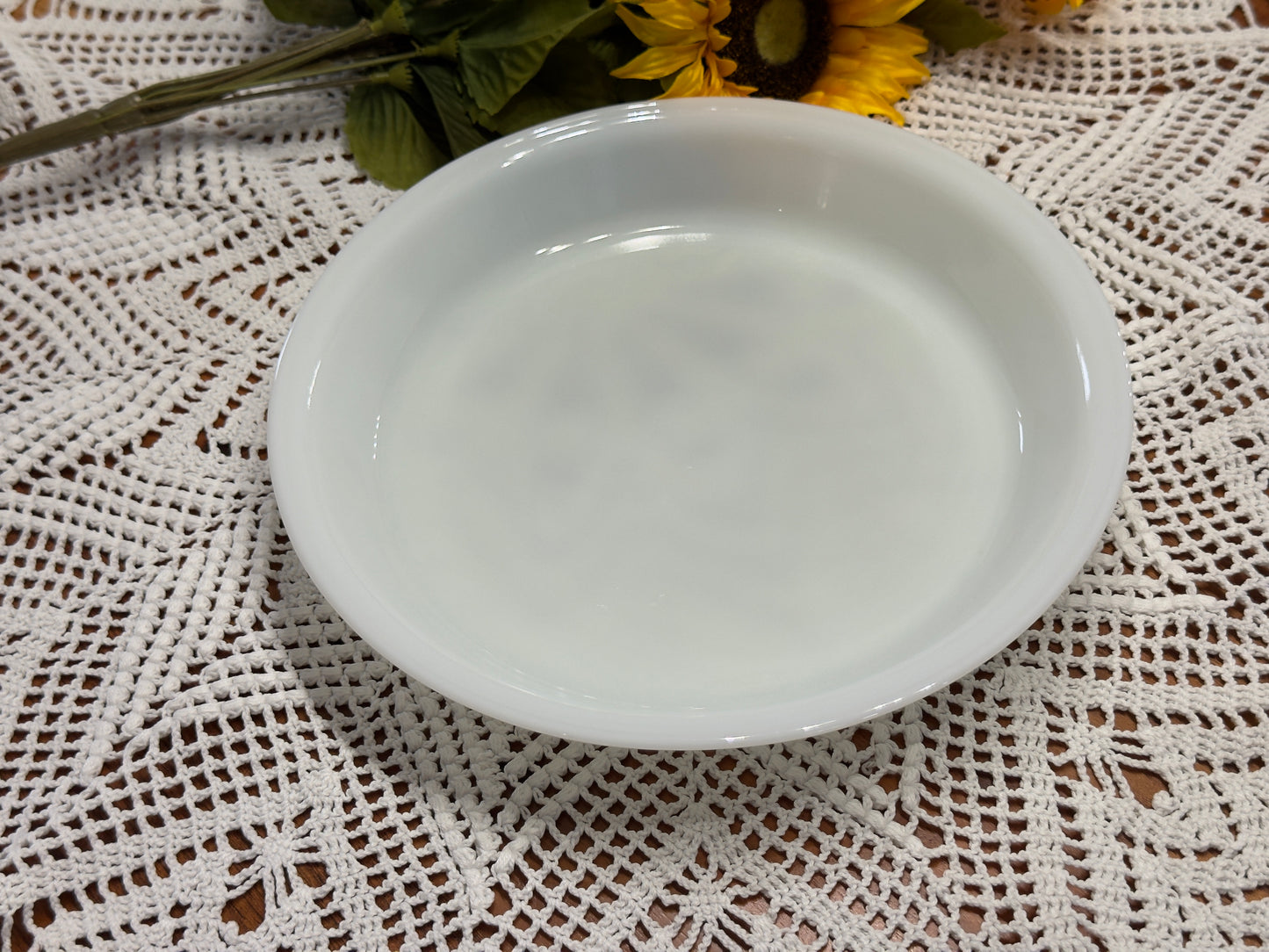 PYREX Milk Glass 209 23CM Pie Plate
