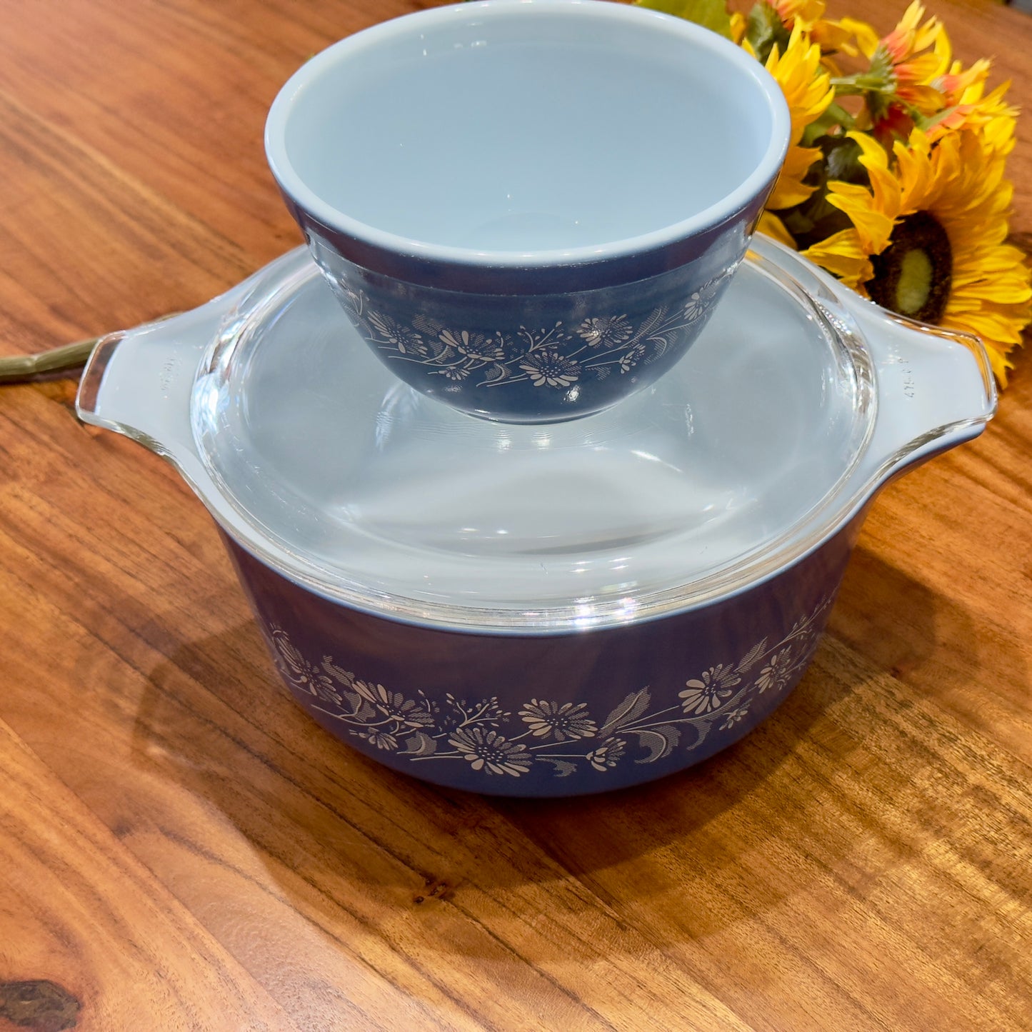 PYREX 'Colonial Mist' 401 750ml Mixing Bowl