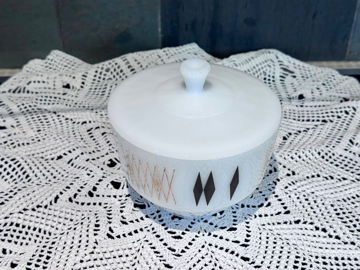 Federal Milk Glass 'Harlequin' 1 1/2 QT Casserole/Serving Dish