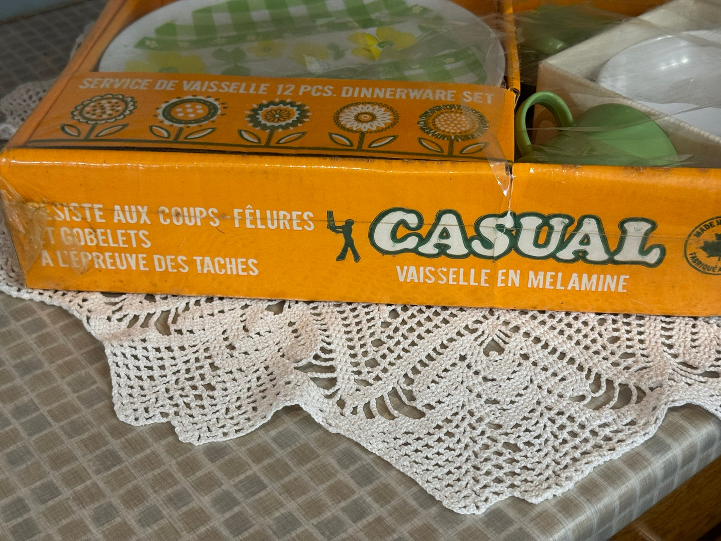 CASUAL Melamine Green Gingham & Floral Dinnerware Set