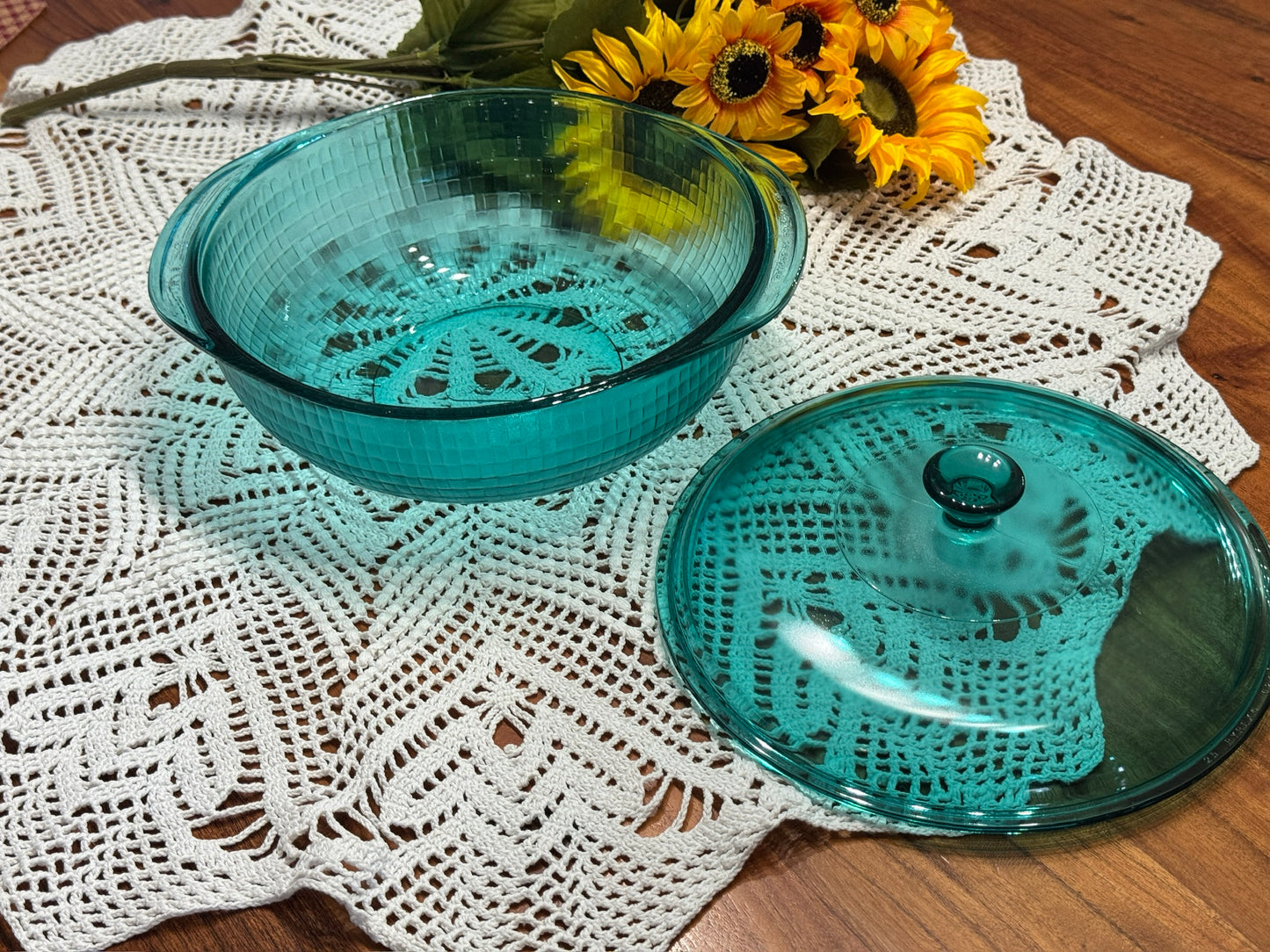 Pyrex Peacock Teal Basketweave 2 QT Lidded Casserole Dish