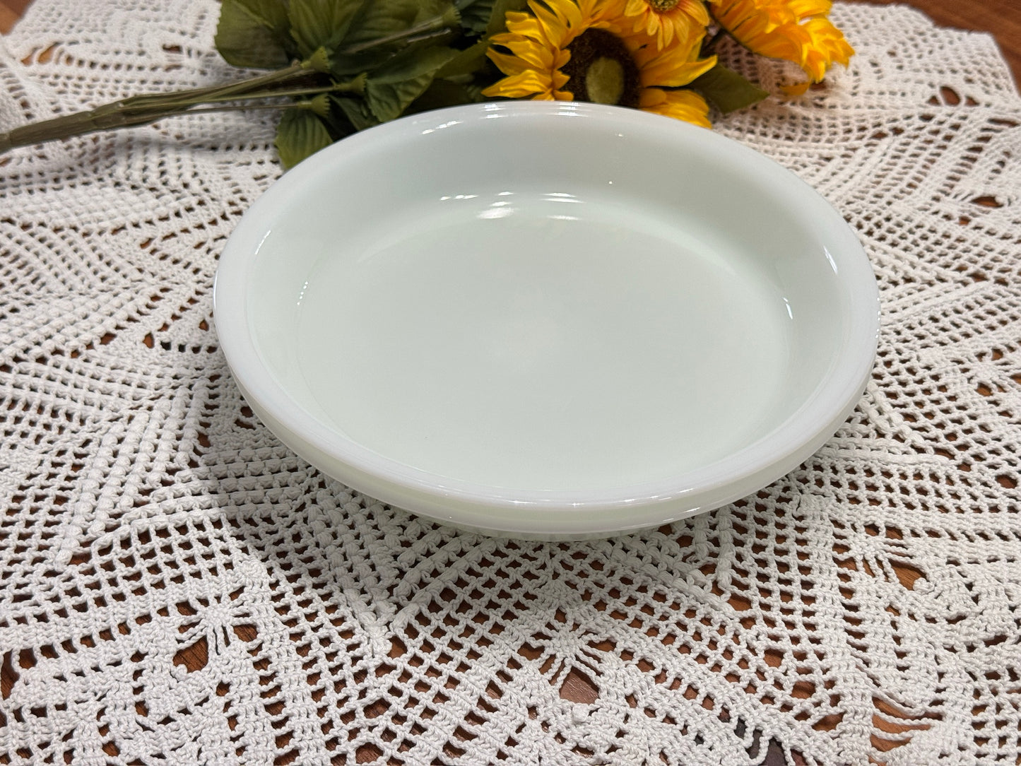 PYREX Milk Glass 209 23CM Pie Plate